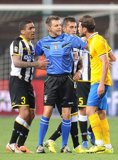 Momenti di nervosismo: Rizzoli deve dividere Marchisio ed Allan. Afp